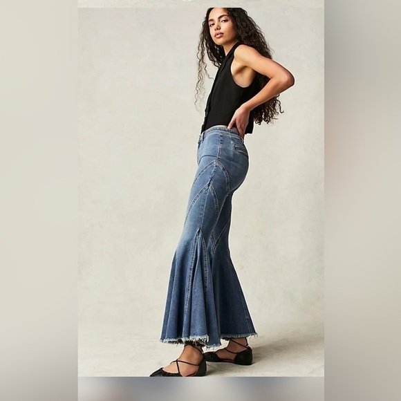 Free People Twirl-on Mid Rise Flare Jeans NWT - Picture 3 of 11